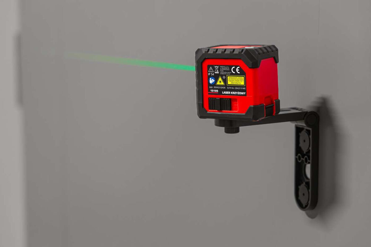 Laser krzyżowy PROLINE 15195, pomieszczenia, wiązka, widoczne, linie, planowanie, laser zamontowany do uchwytu i ściany wyświetla zieloną wiązkę