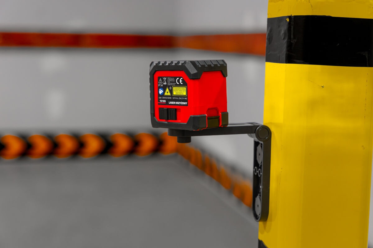 Laser krzyżowy PROLINE 15195, porządek, rytm, referencyjne, położenie, laser zamontowany do uchwytu i słupka wyznacza poziomą linię