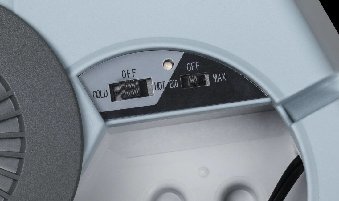 Zbliżenie na panel sterowania z dwoma przełącznikami oznaczonymi jako \'COLD\', \'HOT\', \'ECO\', \'OFF\', \'MAX\'.