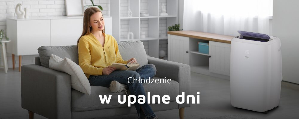 Kobieta siedzi na sofie z książką, obok niej znajduje się biały klimatyzator przenośny. Na obrazie widoczny jest tekst: \'Chłodzenie w upalne dni\'.