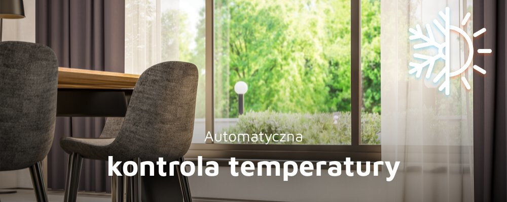 Wnętrze pokoju z widokiem na zewnątrz przez duże okno, obok którego stoi stół i krzesła. Na obrazie widoczny jest tekst: \'Automatyczna kontrola temperatury\'.