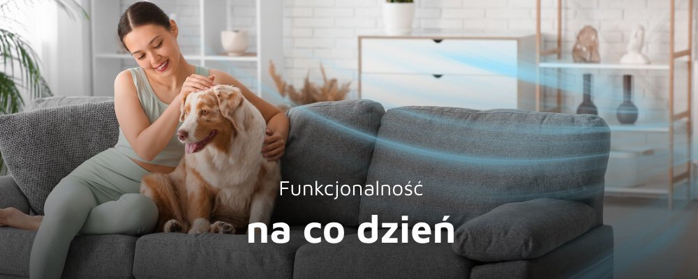 Osoba siedzi na kanapie z psem, w tle widać jasne wnętrze z półkami. Na obrazie znajduje się tekst: \'Funkcjonalność na co dzień\'.
