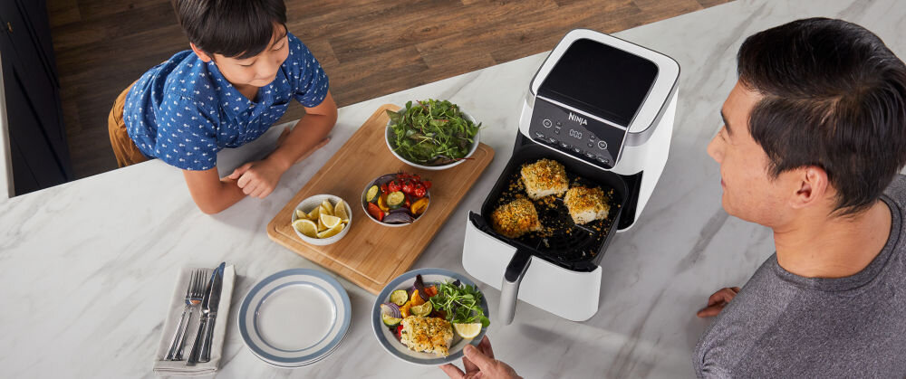 AIR FRYER NINJA NINJA AF180EUWH MAX PRO (BIAŁY) moc 2000 W pojemna szuflada 6,2 l dla anwet czterech osób regulowany talerz Crisper zamontowanie na dwóch poziomach dwa tryby większe porcje jedzenia lub dwie różne potrawy jednocześnie złocisty efekt