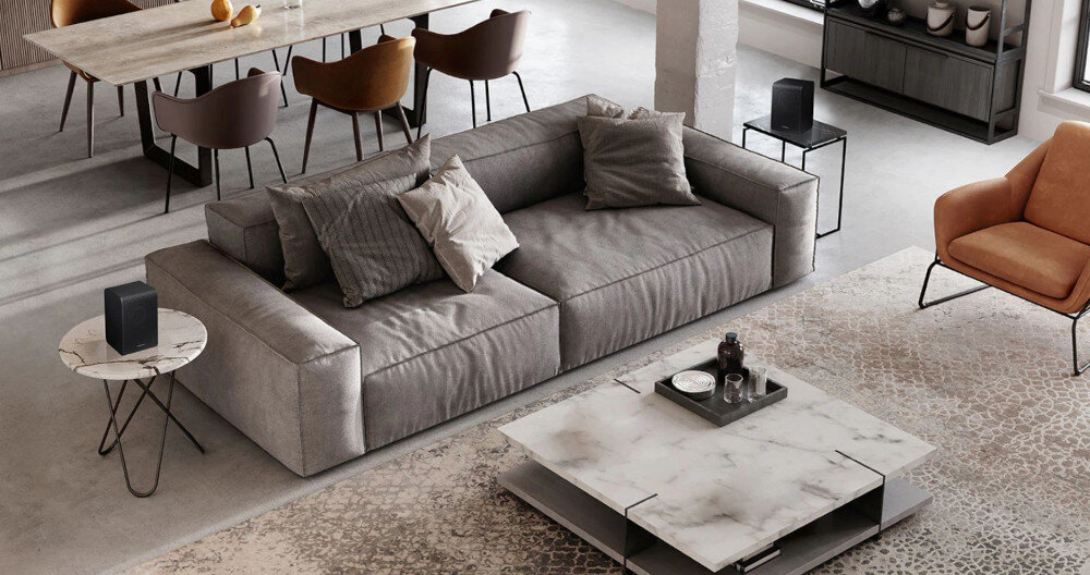 Kolumny głośnikowe SAMSUNG SWA-9250S - Więcej miejsca, mniej sprzętu, kolumny rozstawione po pokoju na stolikach w salonie, Bezprzewodowe połączenie, 