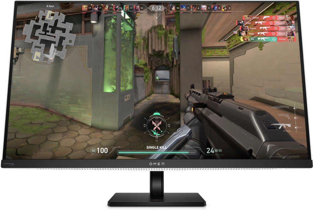 Monitor HP OMEN Transcend 9R181E9 Monitor komputerowy z poziomu przodu wyświetlający dynamiczną grę akcji z widokiem z pierwszej osoby na stabilnej, prostokątnej podstawie