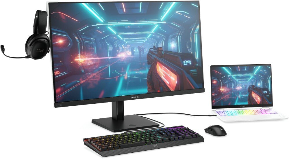 Monitor HP OMEN Transcend 9R181E9 Komputerowy zestaw gamingowy z monitorem, podłączonym laptopem, myszą, podświetlaną klawiaturą i słuchawkami zawieszonymi z boku ekranu