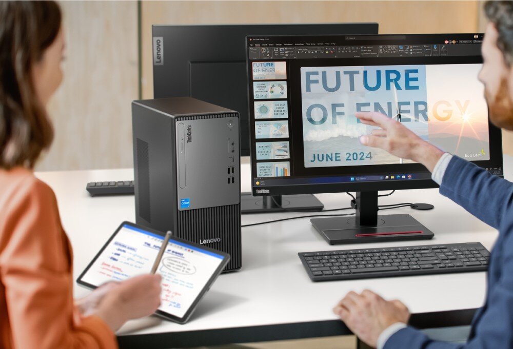 Komputer LENOVO ThinkCentre neo 50t Gen 6 Zdjęcie przedstawia dwoje pracowników biurowych przy białym biurku, na którym stoi komputer stacjonarny w obudowie typu tower, monitor, klawiatura oraz tablet, opis