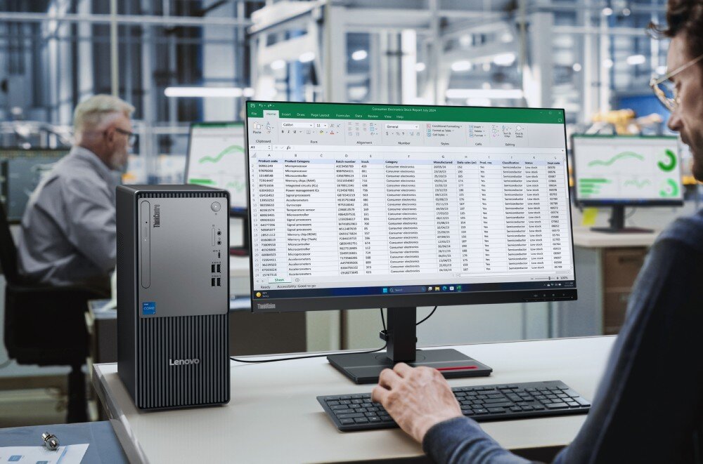 Komputer LENOVO ThinkCentre neo 50t Gen 6 Fotografia wykonana w jasnym biurze, gdzie na pierwszym planie widoczny jest czarny komputer stacjonarny oraz monitor z otwartym arkuszem kalkulacyjnym wypełnionym danymi, sztuczna inteligencja, NPU, wydajność