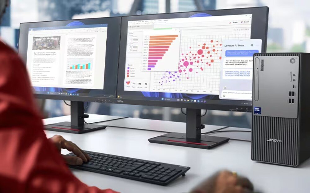 Komputer LENOVO ThinkCentre neo 50t Gen 6 Widok zza ramienia osoby pracującej przy dwóch monitorach ustawionych obok siebie, podłączonych do jednego komputera stacjonarnego. Na ekranach wyświetlane są wykresy, dokumenty tekstowe oraz okno czatu 'Lenovo AI Now', układ graficzny, wyjścia wideo
