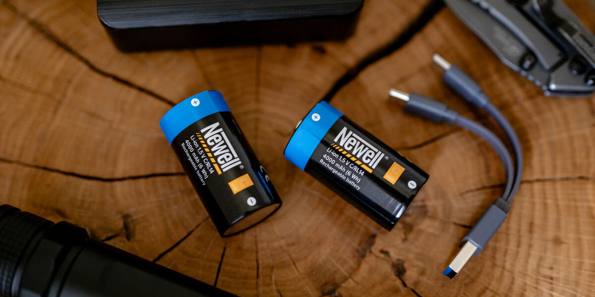 Akumulatorki NEWELL C/R14 USB-C 4000 mAh (2 szt.), energia, akumulatory, ergonomia, wydajność, Akumulatorki na pniu drzewa w tle kabel, powerbank