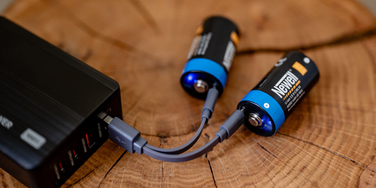 Akumulatorki NEWELL C/R14 USB-C 4000 mAh (2 szt.), ładowanie, USB-C, wskaźnik, mobilność, Akumulator Newell C_R14 USB-C 4000 mAh 2 szt. podczas ładowania przez kabel USB-C, widoczne palące się diody