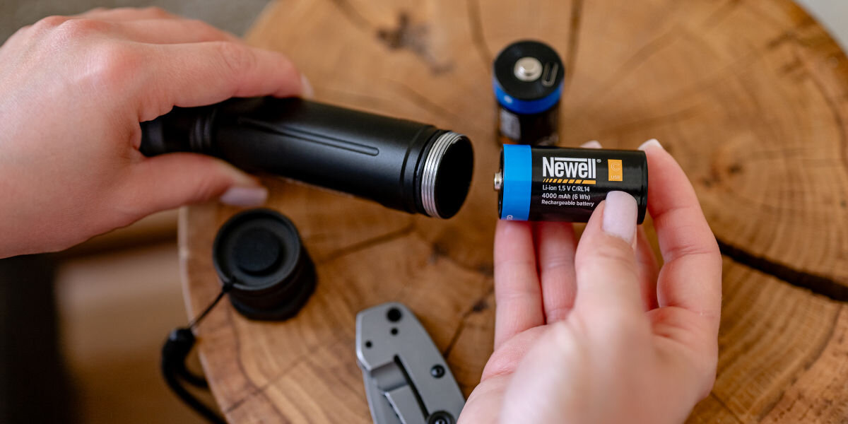Akumulatorki NEWELL C/R14 USB-C 4000 mAh (2 szt.), żywotność, ekologia, oszczędność, stabilność, Akumulator Newell C_R14 USB-C 4000 mAh wkładany do latarki