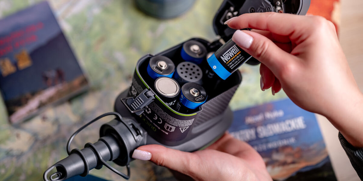 Akumulatorki NEWELL C/R14 USB-C 4000 mAh (2 szt.), bezpieczeństwo, ochrona, konstrukcja, solidność, Akumulator Newell C_R14 USB-C 4000 mAh montowany w pomce do materaca