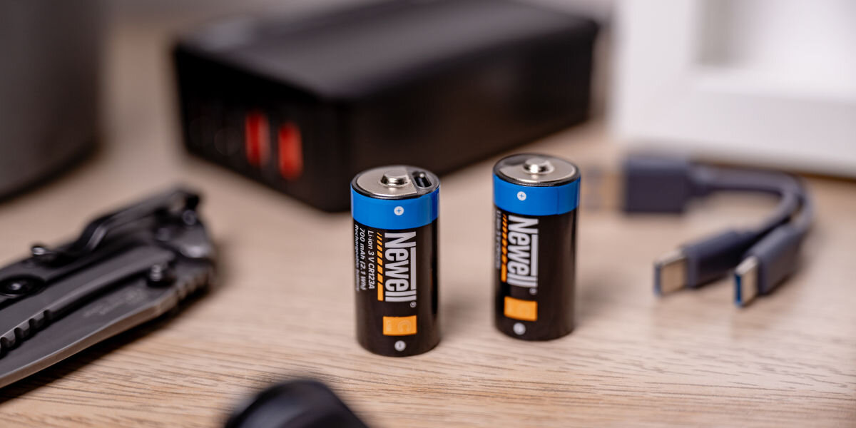 Akumulatorki NEWELL NL4206 CR123A USB-C 700 mAh (2 szt.), ekonomia, wydajność, ekologia, oszczędność, Newell USB-C z kablami i latarką. 