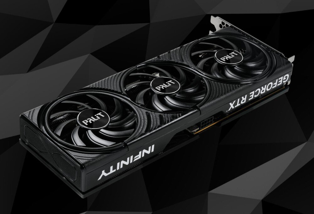 Komputer MAD DOG GeForce RTX5060 DLSS 4 Reflex Edition 2 KRUX-EXO-A07DR32 Karta graficzna z trzema wentylatorami marki 'Palit', widoczna z lekkiego ukosa na tle geometrycznego, ciemnego wzoru, karta graficzna, rdzenie CUDA, pamięć VRAM, system chłodzenia