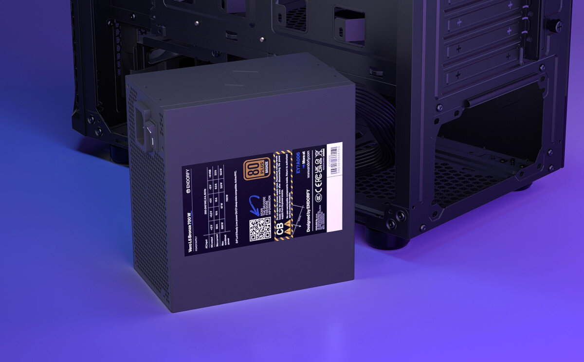 Komputer MAD DOG GeForce RTX5070 DLSS 4 Reflex Edition 2 KRUX-EXO-I09WR32WH Zasilacz komputerowy w ciemnej obudowie, z etykietą informującą o mocy i certyfikacie sprawności, umieszczony obok wnętrza komputera, zasilacz, moc, sprawność, certyfikat, zabezpieczenia