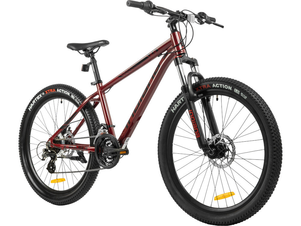 Rower młodzieżowy INDIANA X-Pulser 2.6 26 cale Czerwony rower na białym tle widoczny od przodu po skosie rower młodzieżowy typu górskiego MTB jazda po ścieżkach rowerowych poza miastem przerzutki amortyzator hamulce bezpieczeństwo dla dzieci w wieku od 9 do 12 lat
