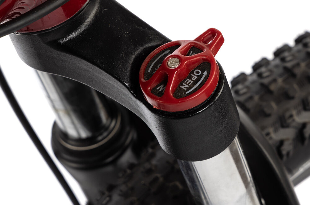 Rower młodzieżowy INDIANA X-Pulser 2.6 26 cale Czerwony zbliżenie na amortyzator rower typu hardtail przedni amortyzator sprężynowy marki INDIANA ułatwia najeżdżanie na przeszkody i niweluje wstrząsy na kierownicy