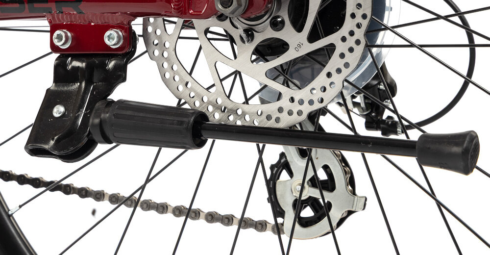 Rower młodzieżowy INDIANA X-Pulser 2.6 26 cale Czerwony zbliżenie na stopkę zdjęcie na białym tle specjalne gwinty przymocowanie uchwytu na bidon odblaski dobra widoczność na drodze bezpieczeństwo stopka w centralnym punkcie ciężkości