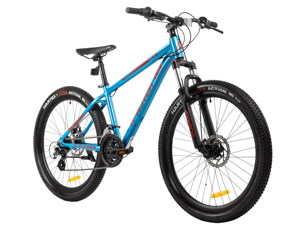 Rower młodzieżowy INDIANA X-Pulser 2.6 26 cale Niebiesko-czerwony rower na białym tle widoczny od przodu po skosie rower młodzieżowy typu górskiego MTB jazda po ścieżkach rowerowych poza miastem przerzutki amortyzator hamulce bezpieczeństwo dla dzieci w wieku od 9 do 12 lat