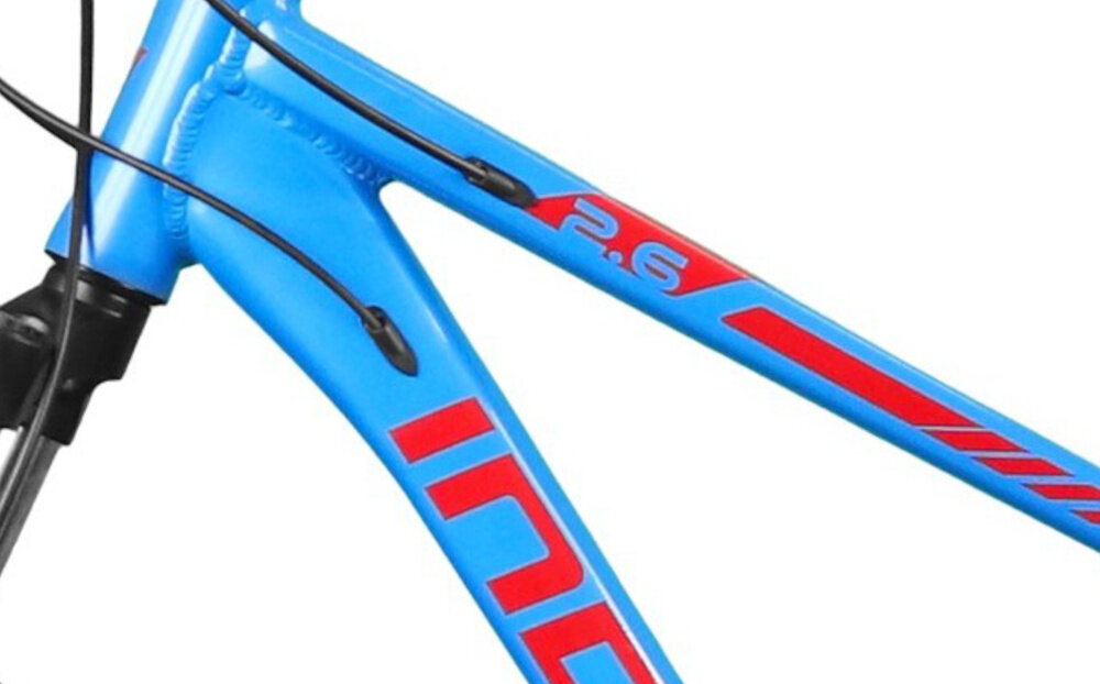 Rower młodzieżowy INDIANA X-Pulser 2.6 26 cale Niebiesko-czerwony rower na białym tle widoczny z boku komfort jazdy odpowiednia kontrola nad rowerem 13-calowa aluminiowa rama rower bardzo zwinny lekki łatwo go podnieść dostosowana do najmłodszych geometria wybór rozmiaru ramy Twój wzrost mierzony w zrelaksowanej pozycji typ roweru