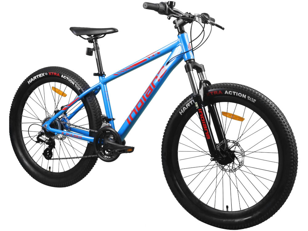 Rower młodzieżowy INDIANA X-Pulser 2.6 26 cale Niebiesko-czerwony rower na białym tle widoczny od przodu po skosie rower młodzieżowy typu górskiego MTB jazda po ścieżkach rowerowych poza miastem przerzutki amortyzator hamulce bezpieczeństwo dla dzieci w wieku od 9 do 12 lat