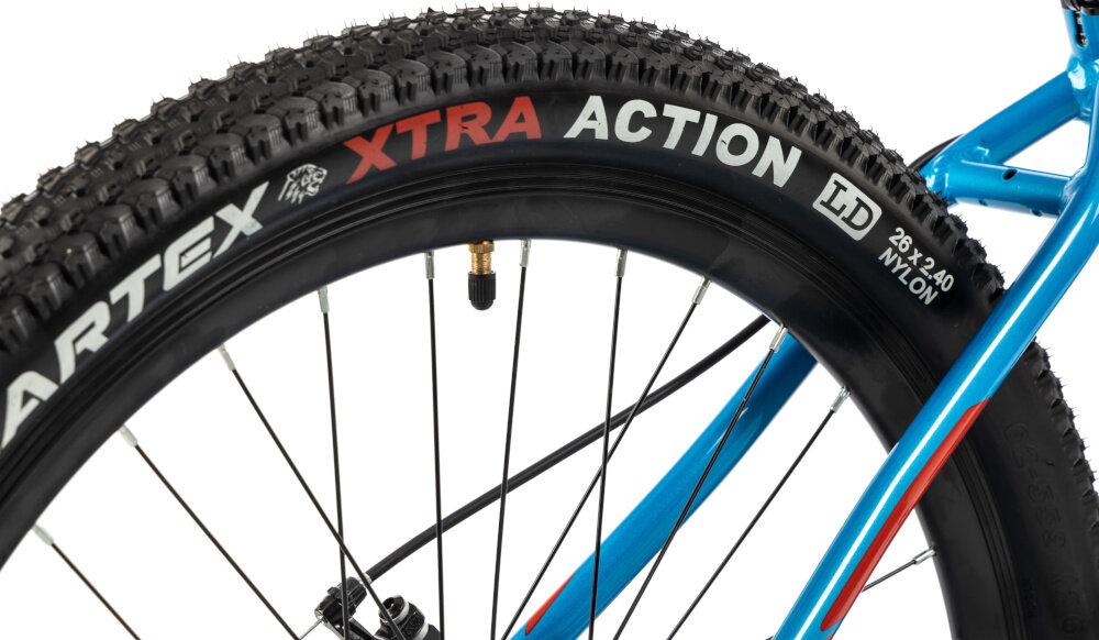 Rower młodzieżowy INDIANA X-Pulser 2.6 26 cale Niebiesko-czerwony zbliżenie na koło 26-calowe koła szeroki opony marki HARTEX dobra przyczepność aluminiowe obręcze zachowanie regularnego kształtu kół bezpieczna i komfortowa jazda stabilne trzymanie opony regularne sprawdzanie ciśnienia powietrza wartość na bocznej części opony