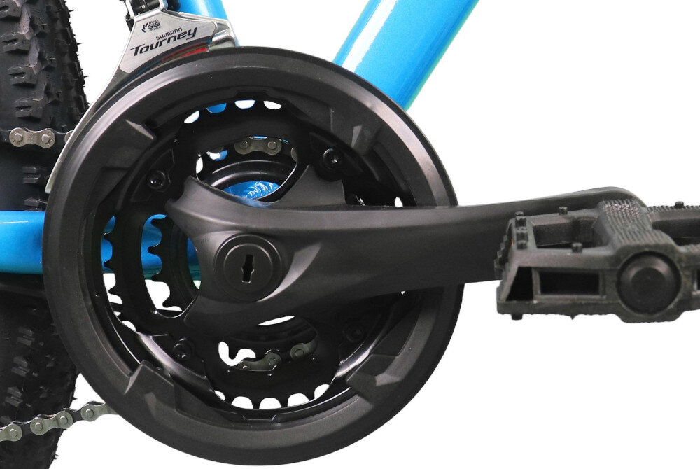 Rower młodzieżowy INDIANA X-Pulser 2.6 26 cale Niebiesko-czerwony zbliżenie na korbę i wolnobieg stalowa wydajna konstrukcja korby marki INDIANA wolnobieg BEST typu 14-28z solidny i wytrzyma obciążenie nawet w trudnych warunkach