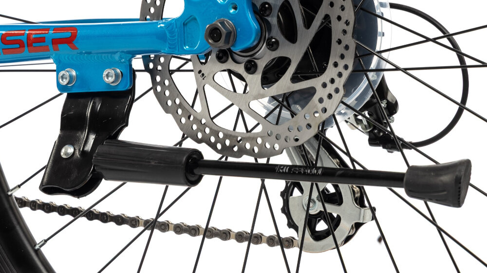 Rower młodzieżowy INDIANA X-Pulser 2.6 26 cale Niebiesko-czerwony zbliżenie na stopkę zdjęcie na białym tle specjalne gwinty przymocowanie uchwytu na bidon odblaski dobra widoczność na drodze bezpieczeństwo stopka w centralnym punkcie ciężkości