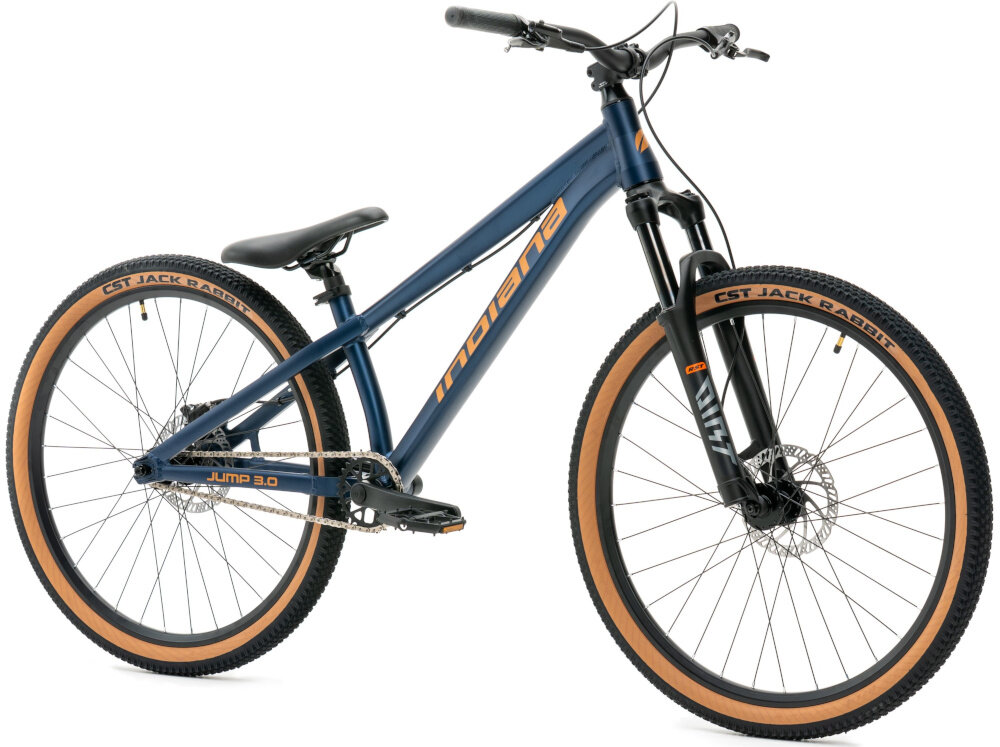 Rower górski MTB INDIANA Dirt Jump 3.0 M13 26 cali męski Granatowo-złoty rower na białym tle widoczny od tyłu pod skosem góral pojazd dla młodych sportowców do jazdy wyczynowej uniwersalny dla amatorów zwrotny łatwo wchodzi w zakręty do jazdy w mieście za miastem w lesie na górskim szlaku w błocie nie za głębokim piachu