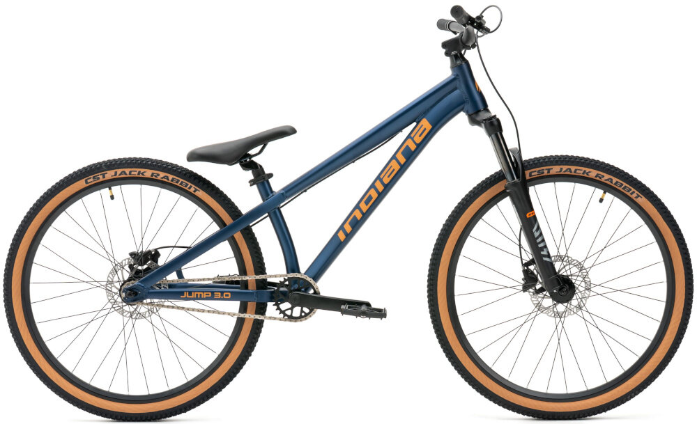 Rower górski MTB INDIANA Dirt Jump 3.0 M13 26 cali męski Granatowo-złoty rower na białym tle widoczny z boku 13-calowa aluminiowa ramę rower zwinny lekki łatwo go podnieść waga 14 kg odporność na korozję wybór rozmiaru ramy Twój wzrost mierzony w zrelaksowanej pozycji typ roweru dla osób o wzroście od 140 do 190 cm
