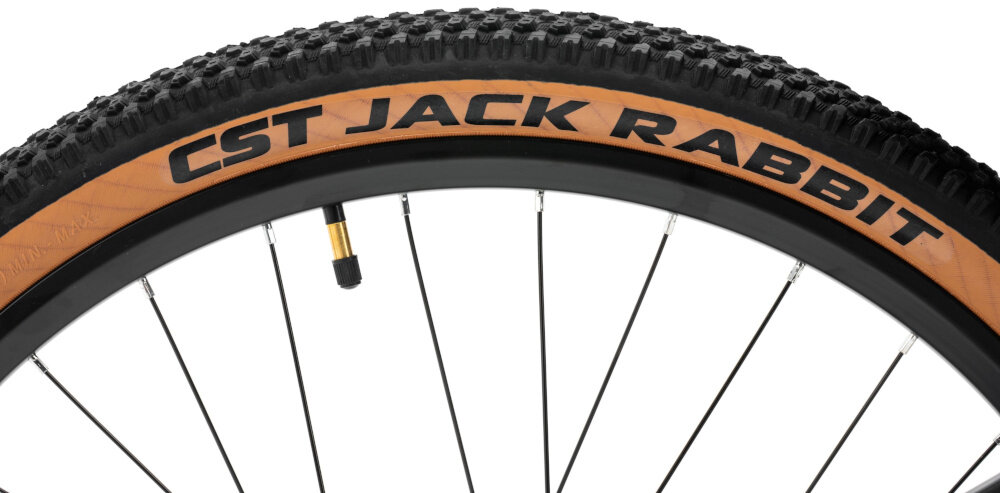 Rower górski MTB INDIANA Dirt Jump 3.0 M13 26 cali męski Granatowo-złoty zbliżenie na oponę rozmiar koła 26 cali łatwe pokonywanie przeszkód duży kontakt koła z podłożem szerokie opony marki CST dobra przyczepność aluminiowe obręcze zachowanie regularnego kształtu kół stabilne trzymanie opony bezpieczna i komfortowa jazda regularne sprawdzanie ciśnienia powietrza wartość na bocznej części opony