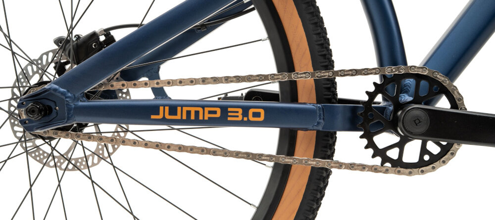 Rower górski MTB INDIANA Dirt Jump 3.0 M13 26 cali męski Granatowo-złoty zbliżenie na korbę solidna korba PROWHEEL o parametrach 28T x 170 mm efektywne przenoszenie siły na napęd płynniejsza praca lepsza wydajność