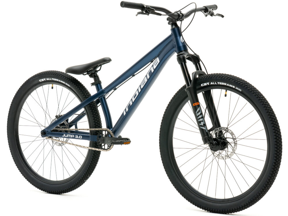 Rower górski MTB INDIANA Dirt Jump 3.0 M13 26 cali męski Granatowo-biały rower na białym tle widoczny od tyłu pod skosem góral pojazd dla młodych sportowców do jazdy wyczynowej uniwersalny dla amatorów zwrotny łatwo wchodzi w zakręty do jazdy w mieście za miastem w lesie na górskim szlaku w błocie nie za głębokim piachu