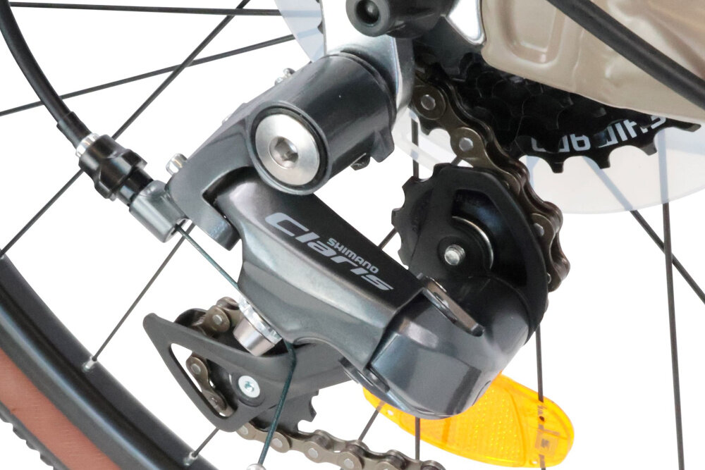 Rower gravel INDIANA Claris M20 28 cali męski Brązowo-pomarańczowy zbliżenie na przerzutkę Manetki SHIMANO typu R2000 24 biegi przednie i tyle przerzutki SHIMANO Claris duża wytrzymałość sprawne działanie zmiana biegów jest płynna i bezproblemowa