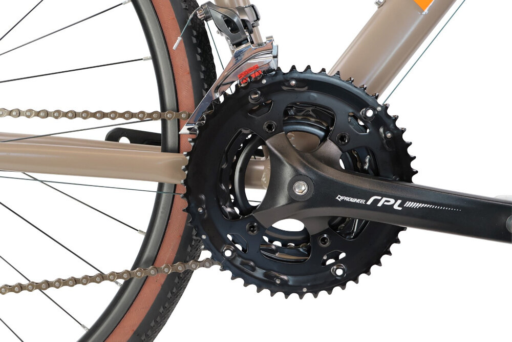 Rower gravel INDIANA Claris M20 28 cali męski Brązowo-pomarańczowy zbliżenie na korbę i support lekka i wydajna konstrukcja korby PROWHEEL typu RPL 3 Speed przenoszenie mocy przez pedał jest bardzo efektywne wkład suportu marki THUN typu Twist-ML 2.0 solidny wytrzyma obciążenie nawet w trudnych warunkach wytrzyma bardzo duży nacisk na pedały