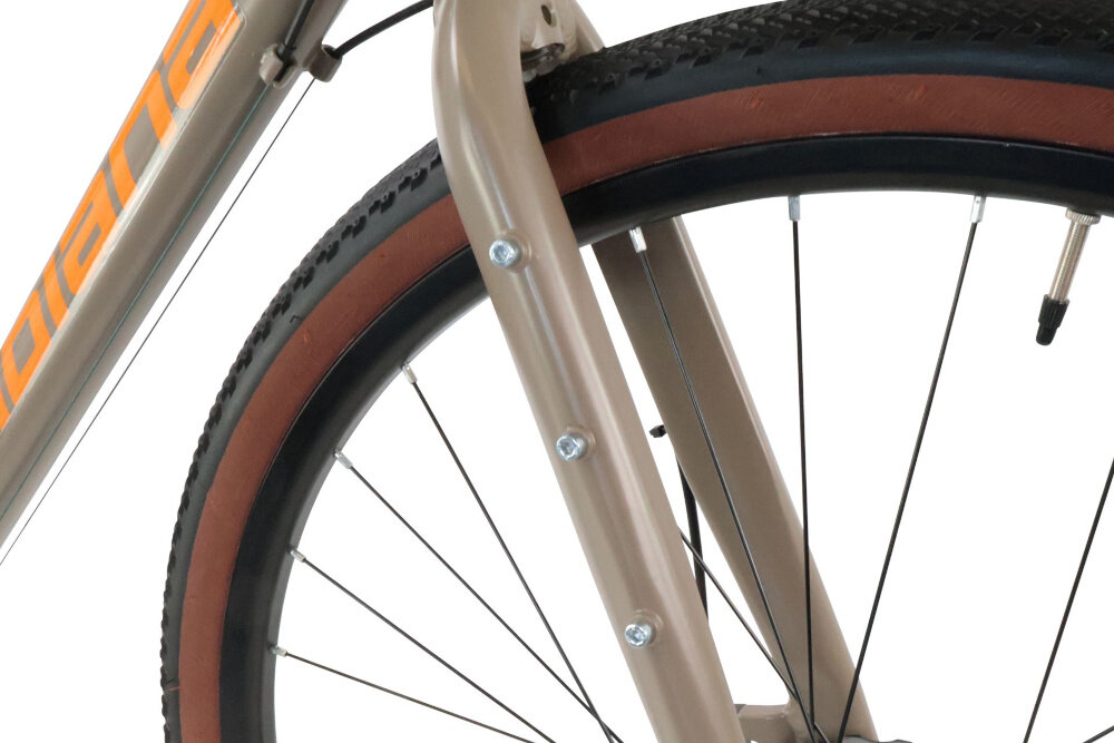 Rower gravel INDIANA Claris M20 28 cali męski Brązowo-pomarańczowy zbliżenie na widelec aluminiowy widelec trwałość sztywna konstrukcja precyzyjne prowadzenie pewniejsze panowanie nad rowerem odporny na korozję waga roweru 13 kg