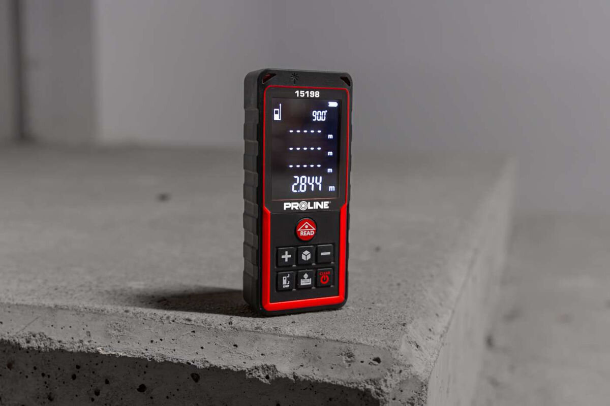 Dalmierz laserowy PROLINE 15198 70m, wygodna, budowa, przenoszenie, IP54, dalmierz stoi pionowo na schodku betonowym frontem prawo skos