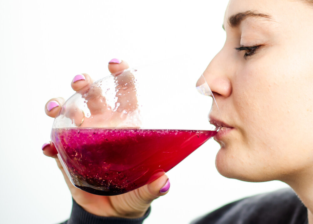 Suplement diety NUTRIRATE FoodforBrain 2 x 30 saszetek biała ściana osoba pije suplement zestaw dwóch saszetek jedna z polifenolami druga z błonnikiem saszetki A można spożywać bezpośrednio saszetkę B wystarczy wymieszać z wodą sokiem lub jogurtem