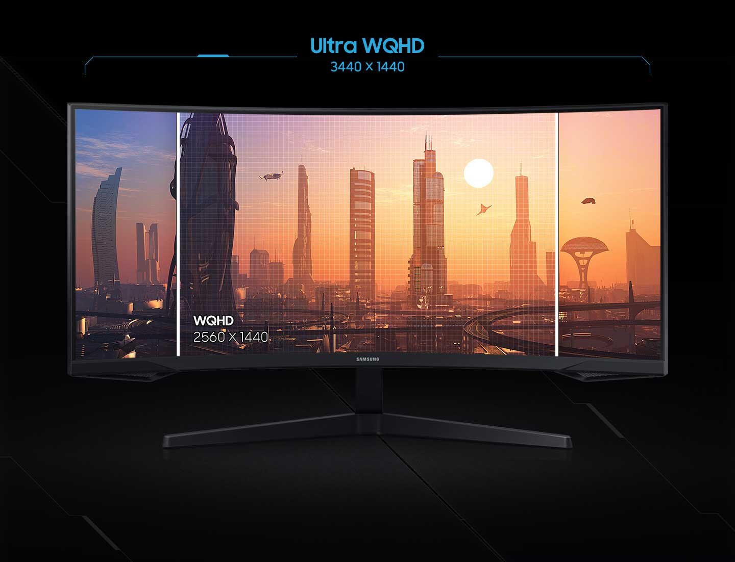 Monitor z zakrzywionym ekranem wyświetla futurystyczne miasto o zachodzie słońca. Na ekranie widoczny jest tekst: \'Ultra WQHD 3440 x 1440\' oraz \'WQHD 2560 x 1440\'.