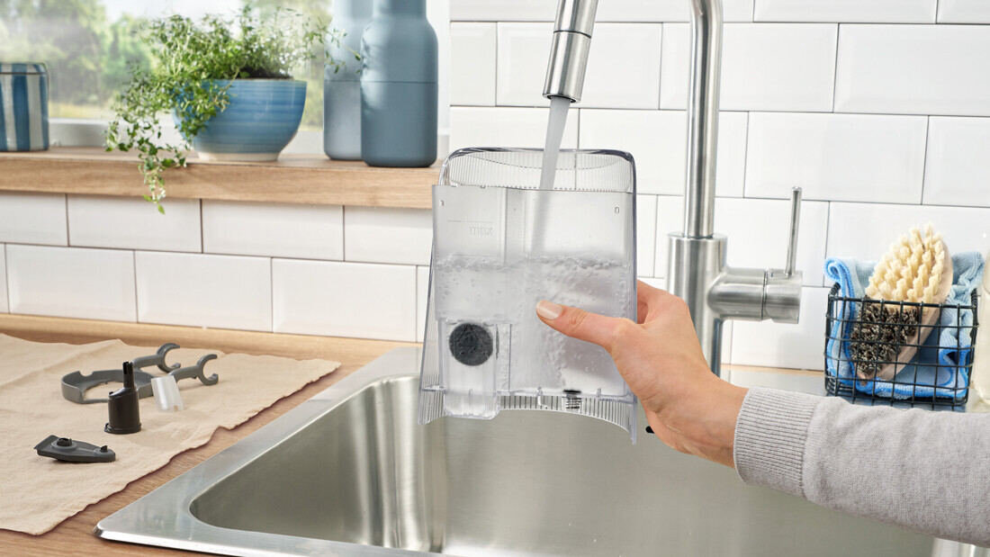 Ekspres BOSCH Tassimo Happy TAS102E Czarny Guiltfree Wyjmowany zbiornik woda pojemność łatwy dostęp wygoda komfort użytkowanie korzystanie