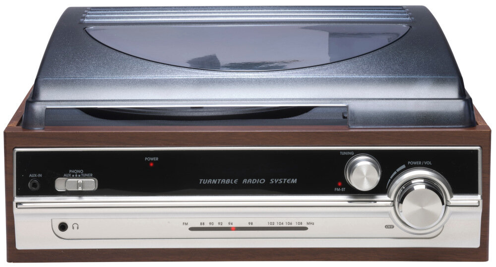 Gramofon z drewnianą obudową i przezroczystą pokrywą, z przodu panel z pokrętłami i napisem \'TURNTABLE RADIO SYSTEM\'.