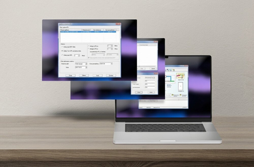 Zasilacz UPS ARMAC Office Rack On-Line PF1 Otwarty laptop stojący na stole, wyświetlający okna programu dedykowanego do zarządzania zasilaczem awaryjnym UPS