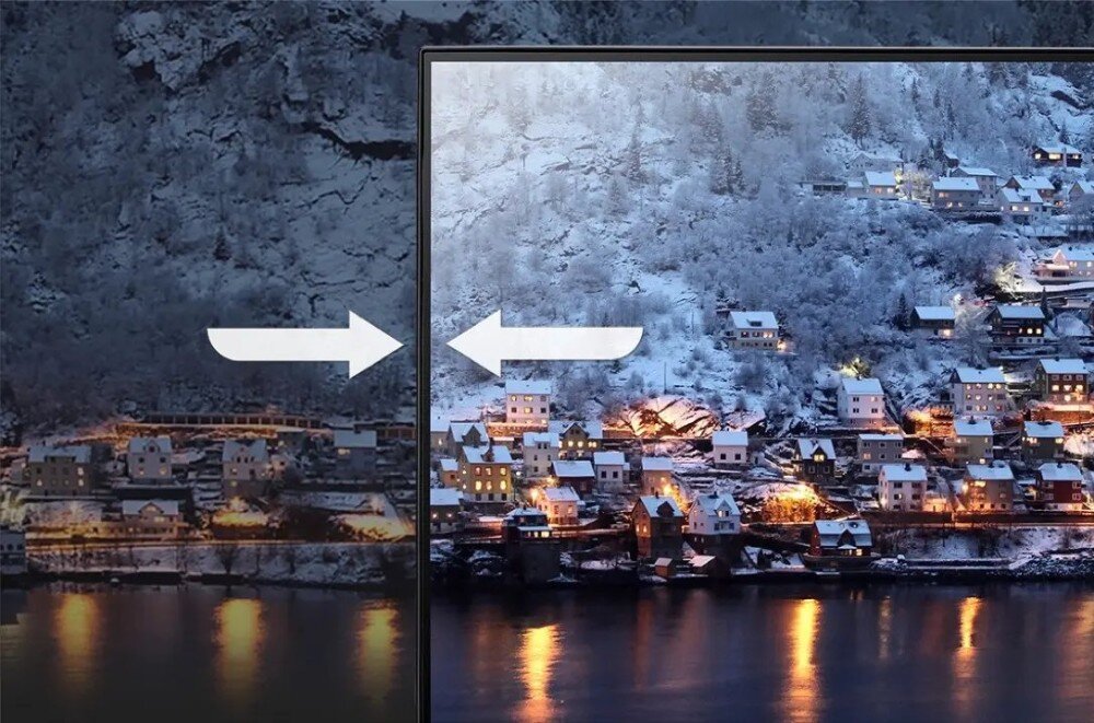 Monitor ACER SA272UP1BMIPX Obraz podzielony na pół pokazuje po lewej ciemniejszą scenerię miasteczka ze śniegiem, po prawej jaśniejszą z wyraźniejszymi szczegółami, z białymi strzałkami