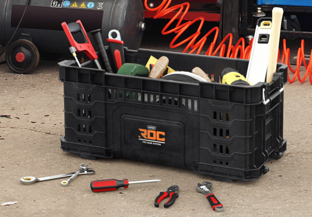 Kosz narzędziowy KETER ROC Pro Gear 1.0 warsztat kosz ustawiony na podłodze w koszu różne rzeczy wokół leża narzędzia ręczne przechowywanie narzędzi organizacja