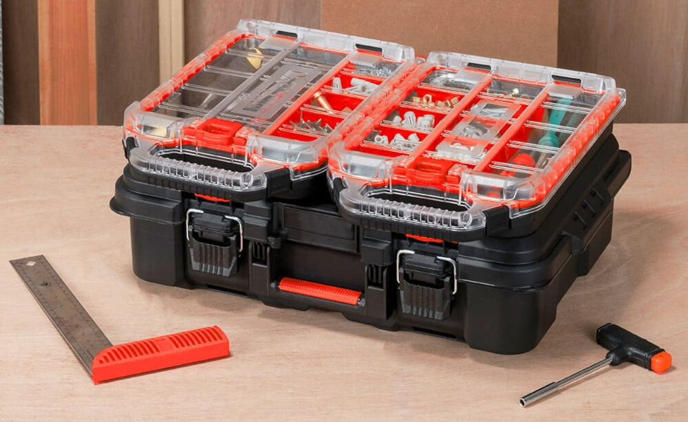 Organizer KETER 17211433 drewniany blat dwa organizery leżą na walizce narzędziowej na blacie leżą narzędzia specjalna uszczelka ogranicza dostęp kurzu i wilgoci chroni przed przypadkowym kontaktem z wodą waga około 0,78 kg niewielkie wymiary (242 x 388 x 78 mm) ergonomiczny uchwyt