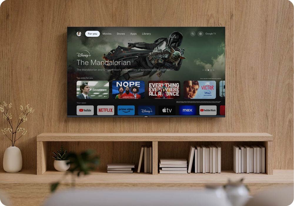 Telewizor HAIER H65S80FUX 65 QLED 4K 120Hz VRR Google TV HDMI 2.1 telewizor wiszący na drewnianej ścianie nad szafką