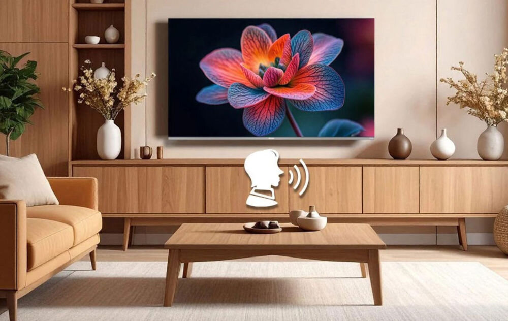 Telewizor HAIER H55Q80FUX Asystent Google, sterowanie głosowe, inteligentny dom, telewizor zawieszony na ścianie nad komodą w pomieszczeniu