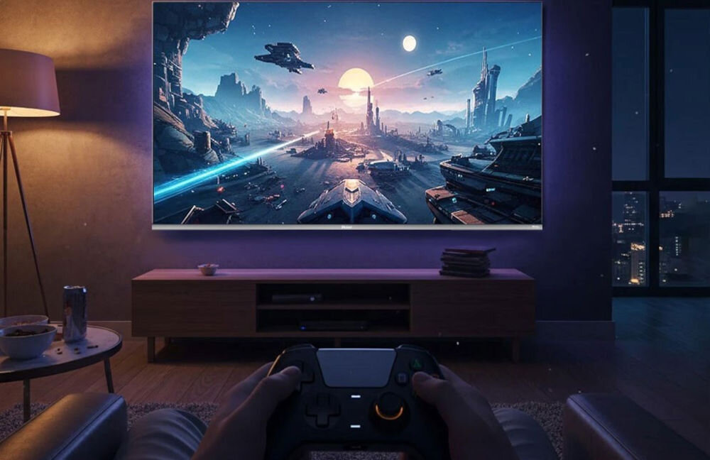 Telewizor HAIER H55Q80FUX Game Mode, szybki czas reakcji, płynna gra, optymalizacja obrazu, telewizor zawieszony na ścianie z włączoną grą wideo, osobna siedząca w fotelu z kontrolerem w ręku