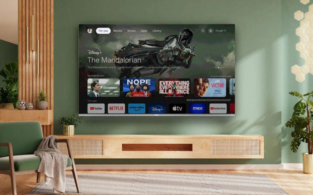 Telewizor HAIER H55Q80FUX Google TV, inteligentne rekomendacje, dostęp do aplikacji, telewizor zawieszony na ścianie nad szafką rtv